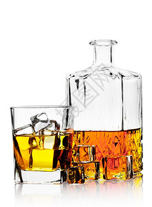 鸡尾酒威士忌杯子冰和断石孤立在白色背景上黄的科涅克白兰地图片