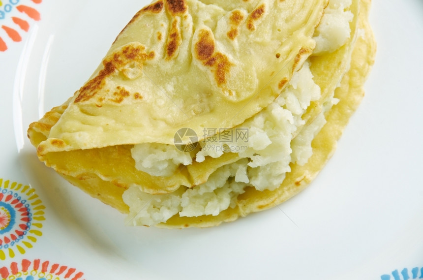 Qistibi在鞑靼斯坦和巴什科尔托斯坦的流行传统菜盘里面装有各种填料的扁面包美食筹码切片图片