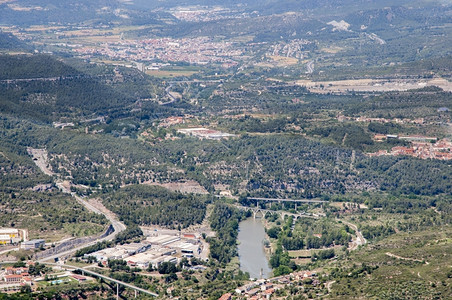 森林城镇和河流的空中视线绿色美丽图片