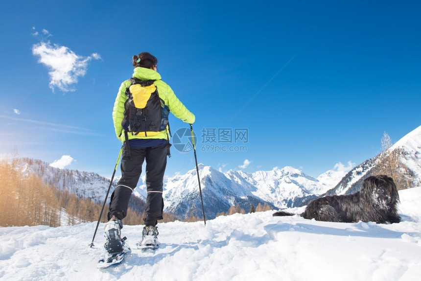 登山滑雪的女人图片