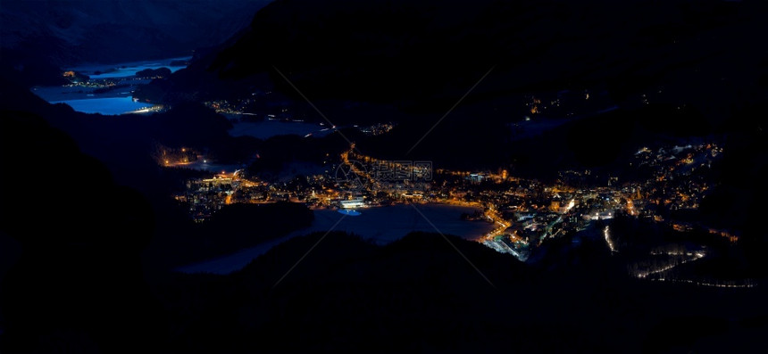 派对财富瑞士圣莫里茨及其湖泊的夜间全景图片