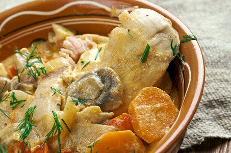 鸡主要是盘子乌鸦炖主要由洋葱培根脂肪面粉和酸奶油肉制成的图片