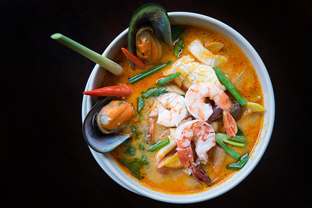 辛辣的红色亚洲人Tomyum汤Tomam是泰国典型的辣味清汤图片
