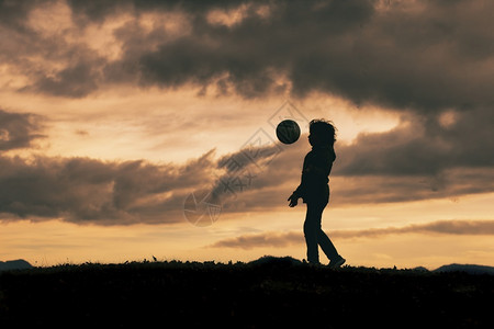 健康场地学习带着足球的双轮风中孩子图片