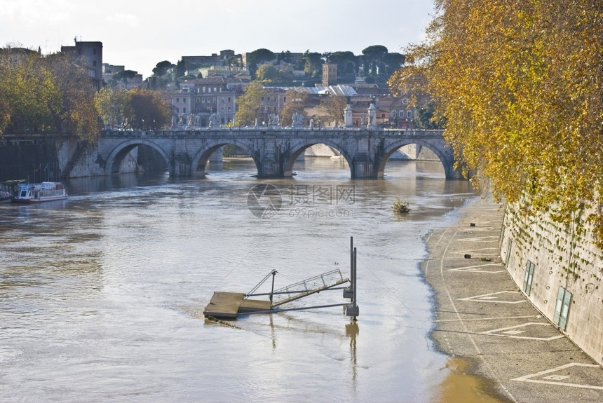 罗马由于洪水码头从岸边被切断环境自然图片