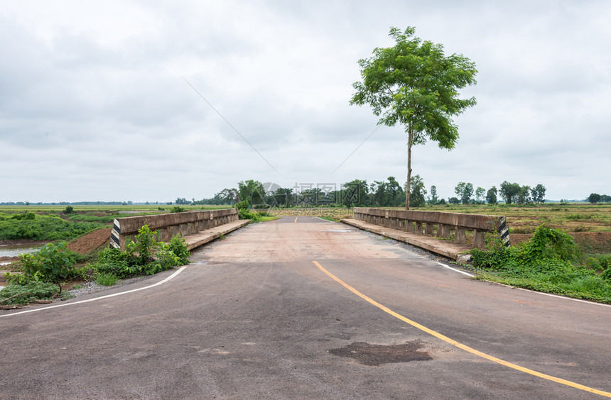 泰国水稻田的老泥大桥乡村的车道沥青图片