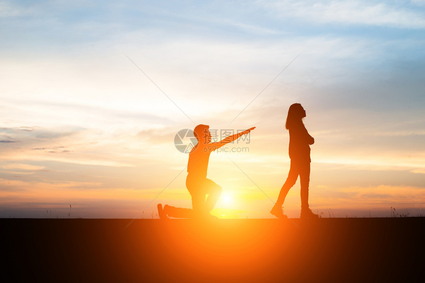 爱女士情侣心烦的剪影男人和女在日落时吵架t情侣心烦的剪影男人和女在日落时吵架间图片