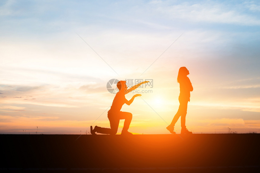 情侣心烦的剪影男人和女在日落时吵架t情侣心烦的剪影男人和女在日落时吵架间轮廓自然图片