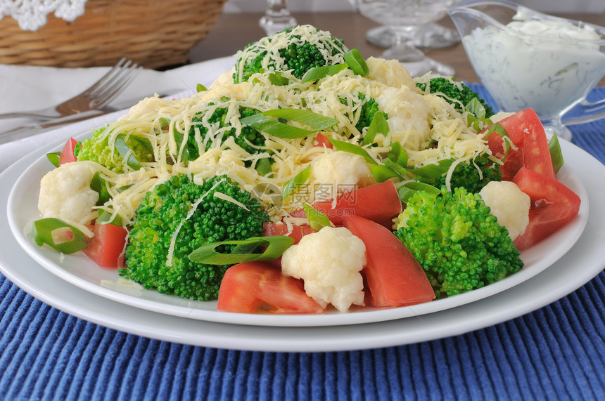 酱健康饮食椰菜花和西红柿和奶酪的沙拉图片
