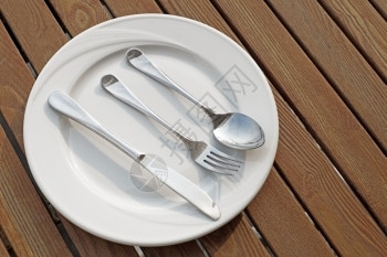 食物银目的白板空叉子和刀图片