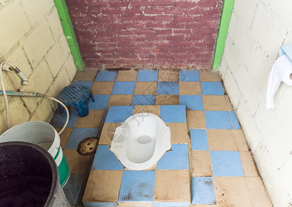 肮脏的房间里面泰国农村带塑料桶的肮脏小厕所在泰国农村使用塑料桶图片