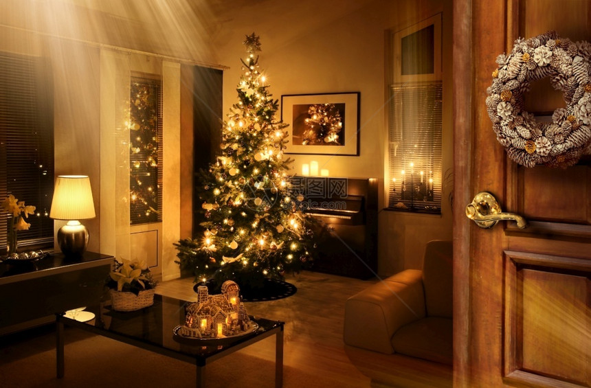 温暖客厅里的圣诞树图片
