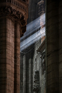 辐射在黑暗的大教堂里阳光照耀着束岩石砖图片