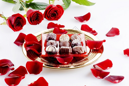 天金色的奢华巧克力盘加红玫瑰糖果爱图片