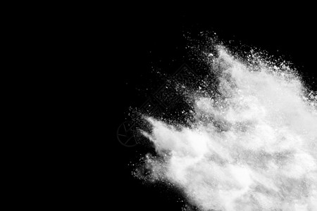 面粉在水中风烟雾在黑色背景下隔离的白粉或面爆炸灰尘设计图片