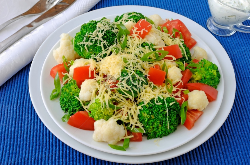 椰菜花和西红柿和奶酪的沙拉餐厅午巾纸图片