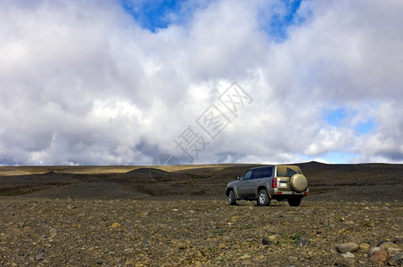 碎石冰岛苔原的广阔地带一辆四乘的大地势车丢失离开图片