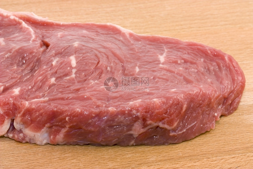 砧板上的生牛肉图片