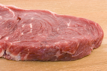 砧板上的生牛肉图片