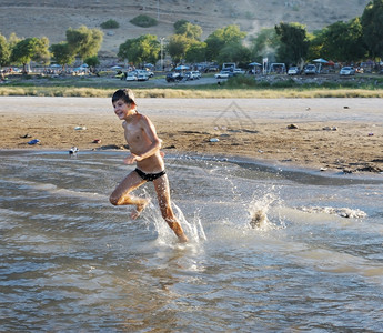 加利戏剧一个男孩在Kinneret湖温水中玩耍童年图片