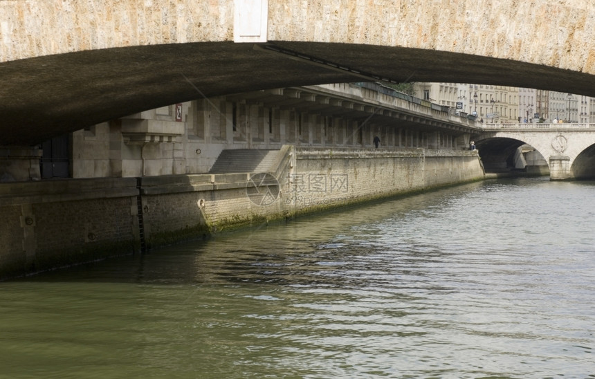在阳光明媚的日子里巴黎塞纳河下方的风景城市观锚定涟漪图片
