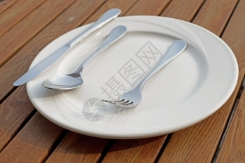 盘子餐巾放白板空的叉子和刀图片