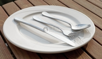放食物勺子白板空的叉和刀图片