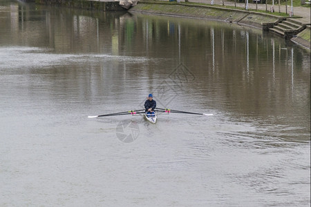皮艇水两个人在河上的独木舟训练桨图片