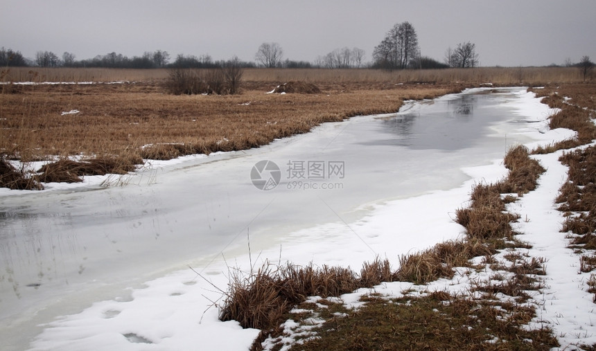 冬季风景河和带冰冻雪户外季节图片