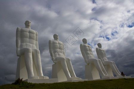杰作户外坐着丹麦男子巨型白色雕像图片
