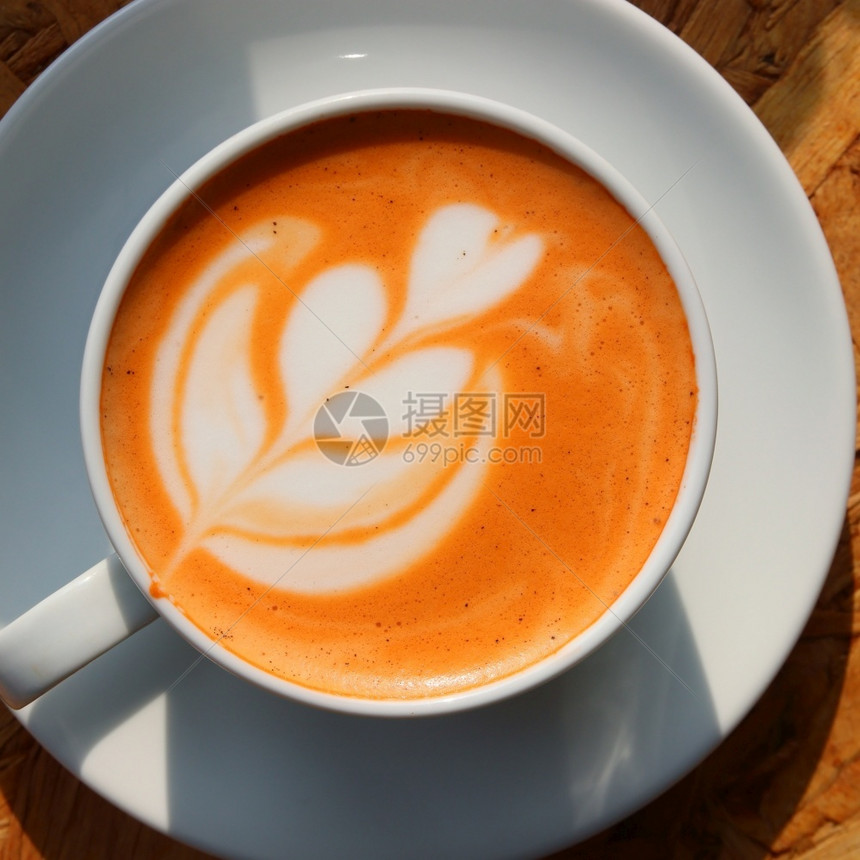 热牛奶茶或泰国在桌上咖啡店奶油鸡尾酒图片