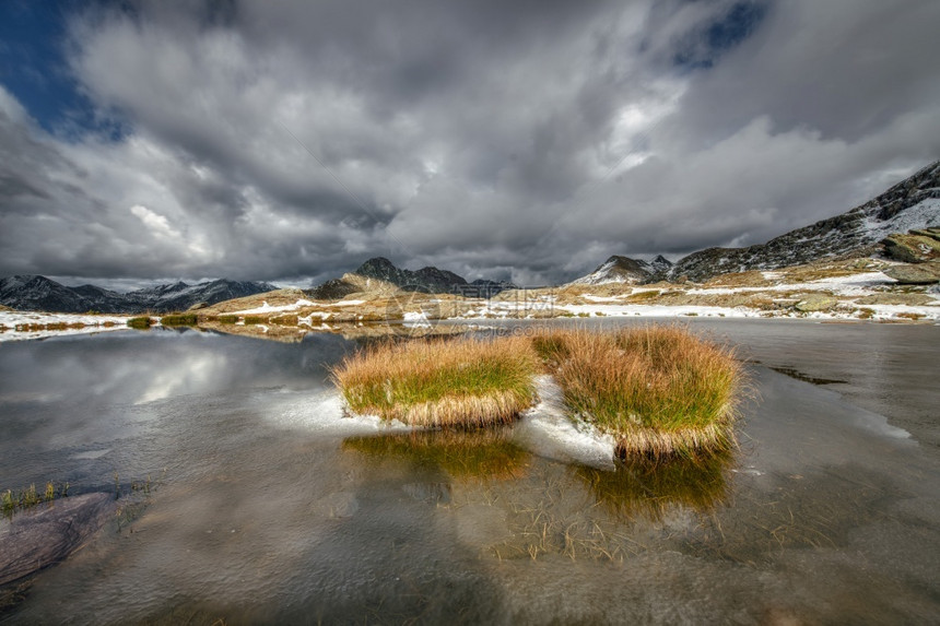 放松远足生态系统在一个小高山湖中的草地塔图片