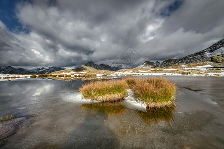 放松远足生态系统在一个小高山湖中的草地塔背景图片