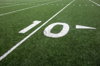 美国足球场上10码线的标记表示距离目标线的指向目标线的距离条纹场地水平的图片