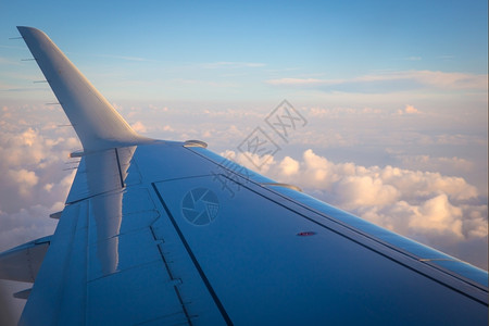 云上方飞机翼的空中观察蓝色小翼天线图片