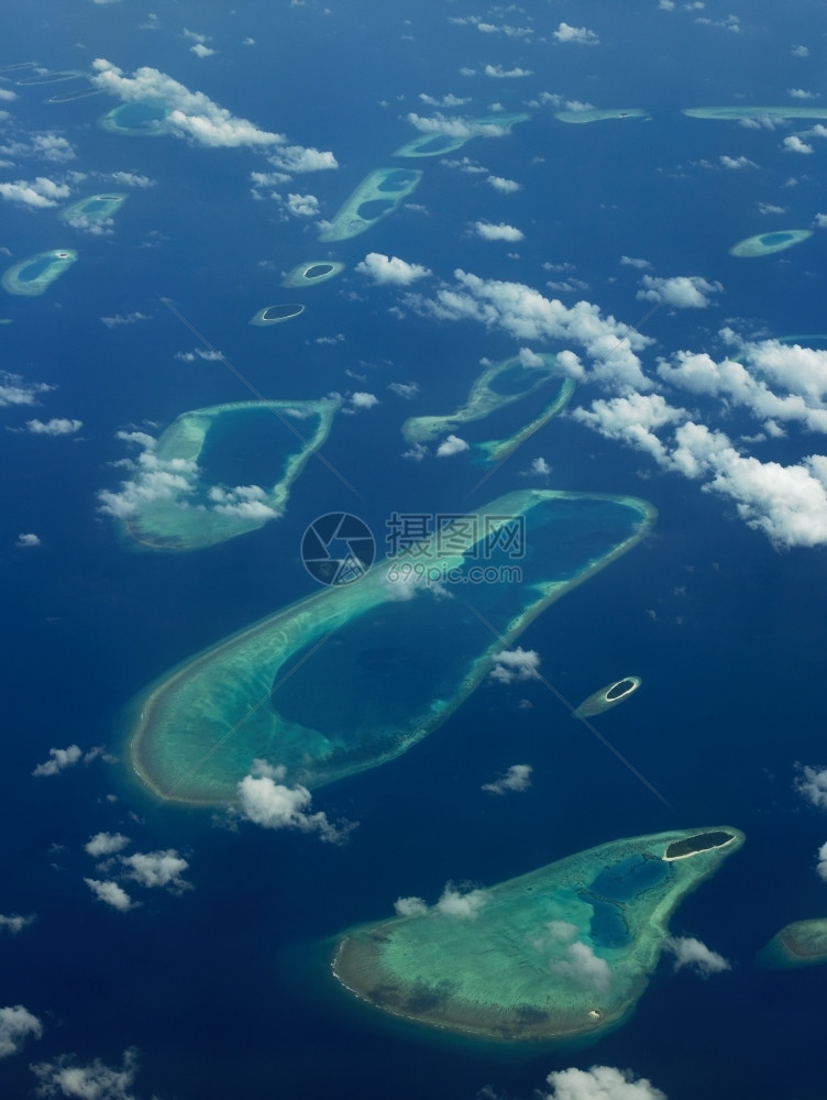 高架对印度洋马尔代夫一些珊瑚环礁的空中巡视海面天线旅行图片