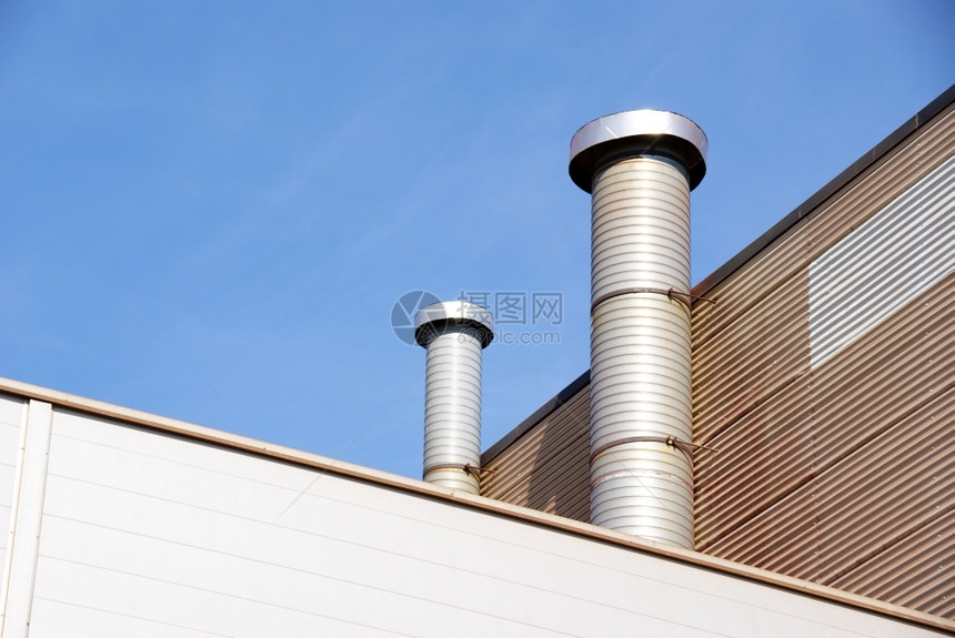 工业的瓦楞程通风管道位于工业建筑的墙壁上b排气管道图片
