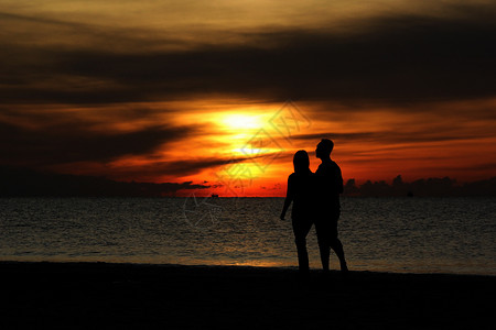 夕阳下漫步的情侣图片