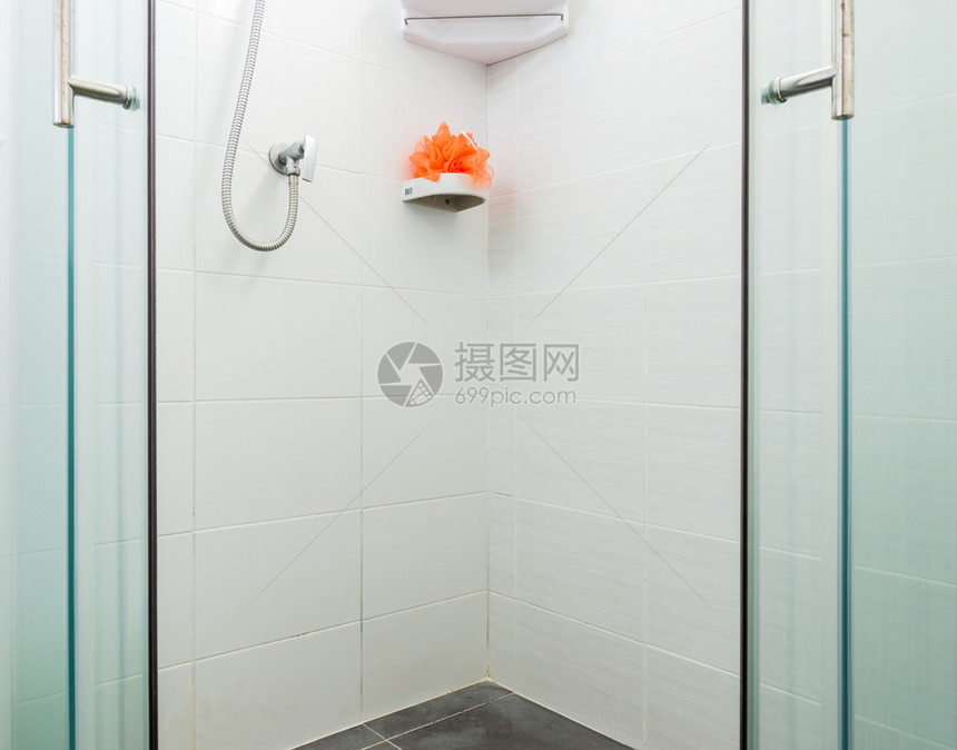 现代房子里有白色墙壁瓷砖的脏浴缸选定焦点重当代的擦洗图片