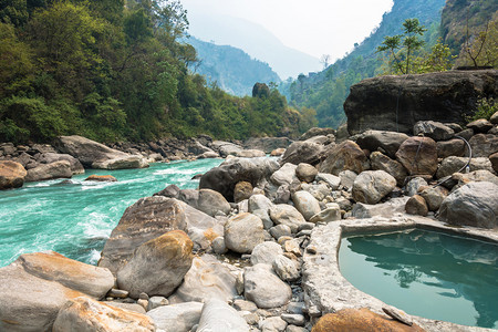 松弛旅行喜马拉雅山的自然温泉在尼泊尔的春天河图片