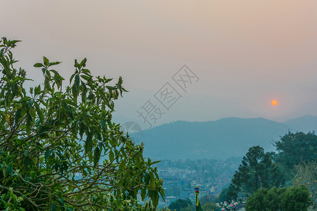 尼泊尔加德满都2018年3月5日美丽的落于2018年3月5日全景橙屋图片