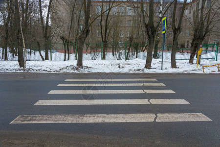 穿越在沥青公路上过的行人设计不当靠雪漂浮为生运输错误地图片