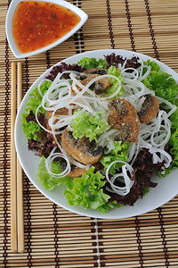 沙拉莴苣白饭生菜叶中碗面包屑中蘑菇图片