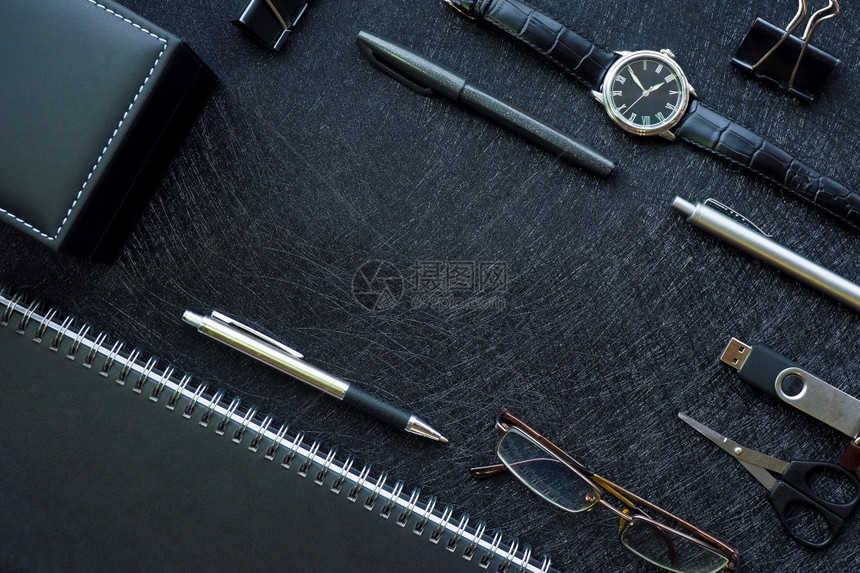 笔一种工作黑色办公用品更年的手表和玻璃杯在黑色壁画背景空间上复制图片