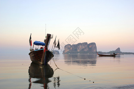 日出美丽的天空背景渔船在海中景照片相蓝色的海岸图片