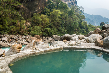 喜马拉雅山的自然温泉在尼泊尔的春天浪漫森林绿色图片