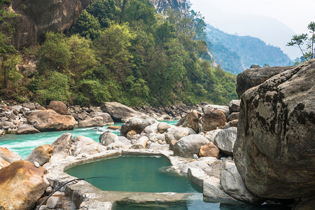 喜马拉雅山的自然温泉在尼泊尔的春天荒野旅行洗澡图片
