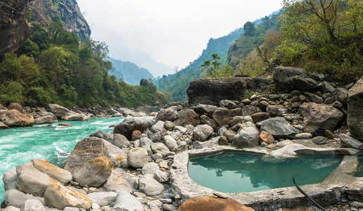 放松户外喜马拉雅山的自然温泉在尼泊尔的春天洗澡图片