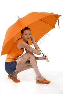 短裙穿橙色雨伞的美女孩快关上姿势时尚图片