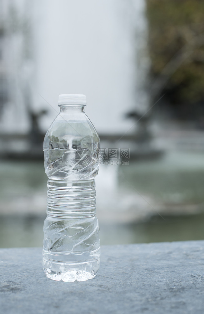 瓶子背景上的装矿泉水和喷凉爽的新鲜图片